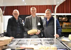 Bert Wagenvoort, Jos Groothedde en Jan Broeninks van Natuurboeren met hart voor biodiversiteit waren ook aanwezig. Zij hadden onder andere de rauwmelkse kaas met natuurkost bij.
